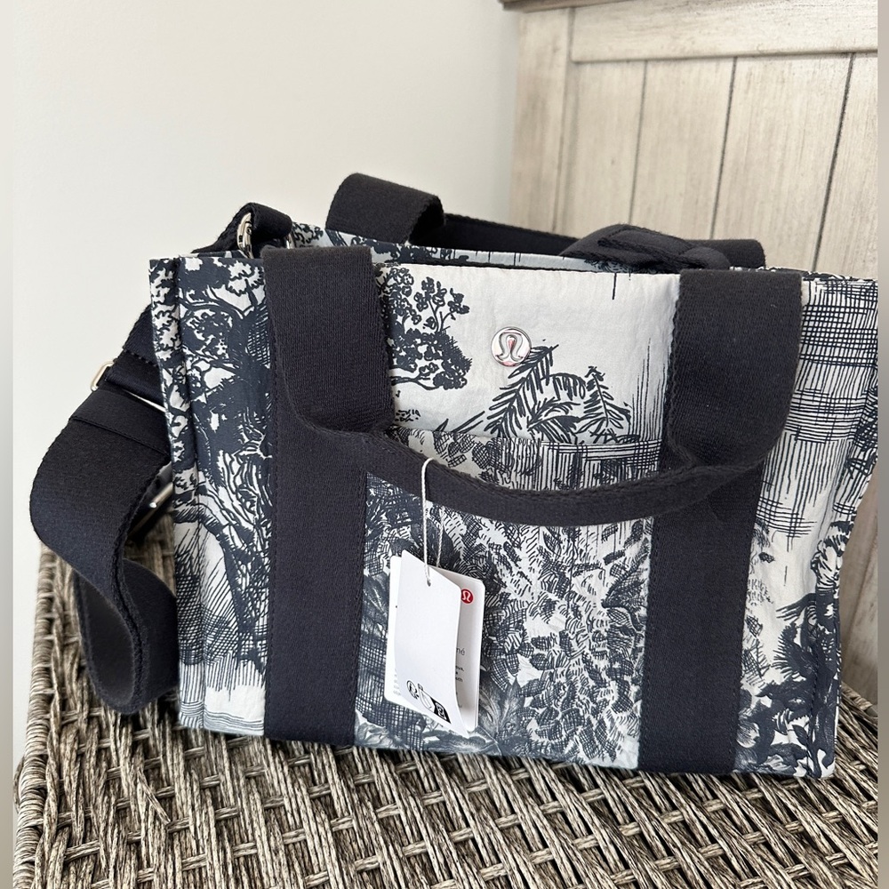 Lululemon Boxy Mini Tote Bag 4.5L Print- Sketch Toile Turtledove
